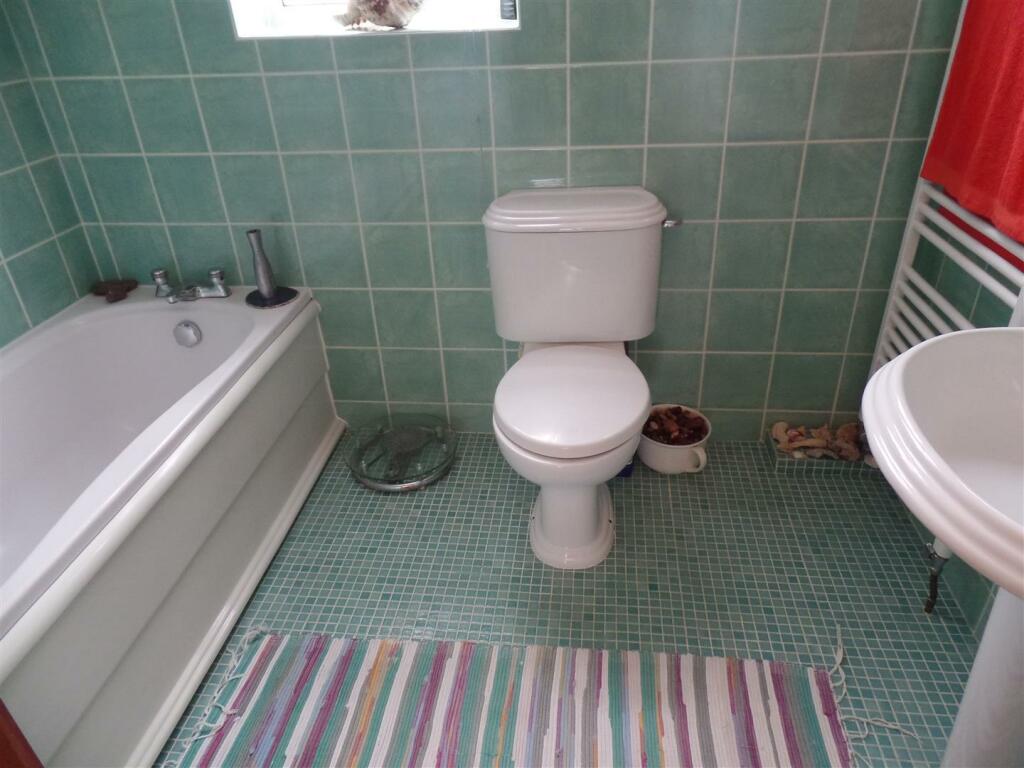 Keats Road, Poets Corner - Bathroom