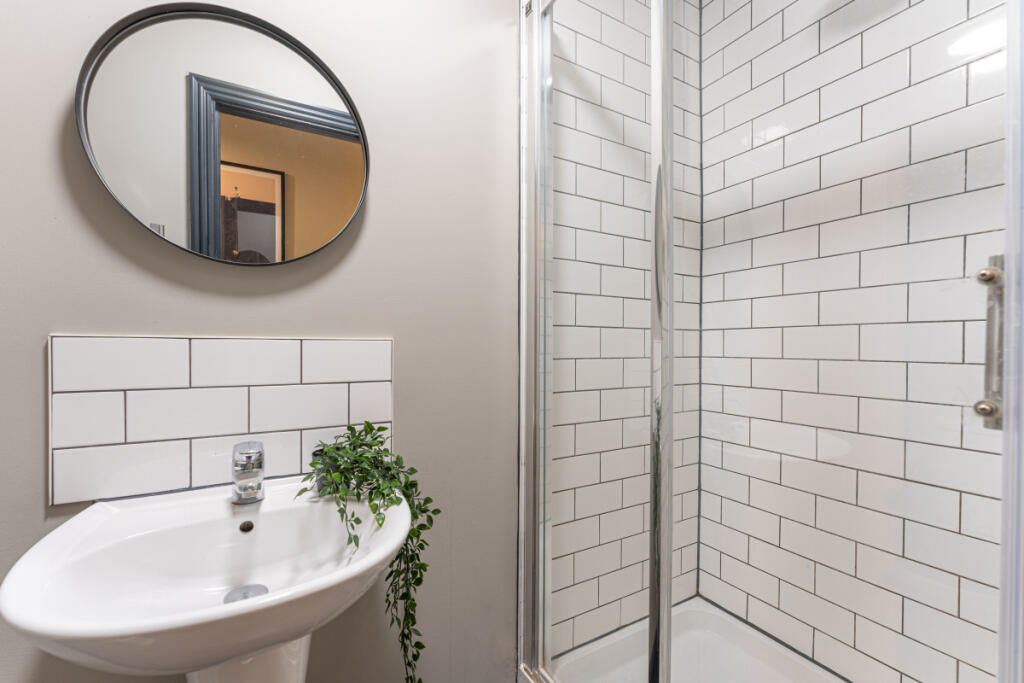 The Hosiery Factory Flat F Bathroom 2