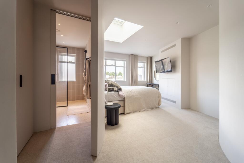 The Penthouse, Brist