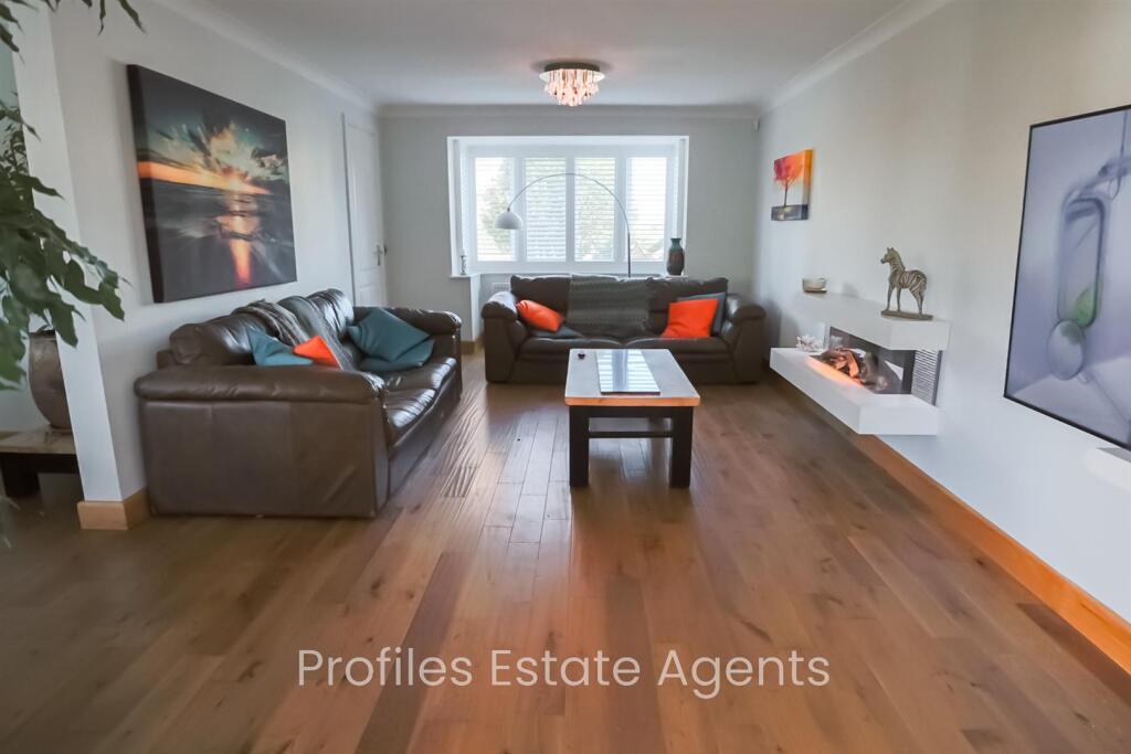 Spacious through lounge.