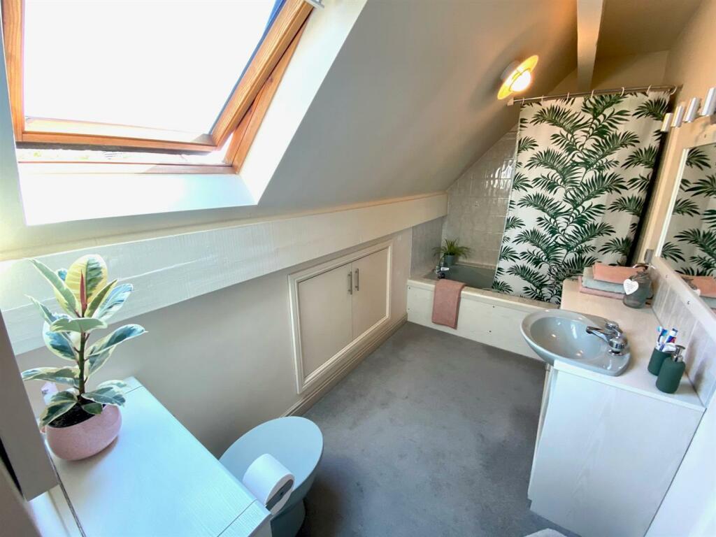 robin royd lane 28 bathroom.jpg