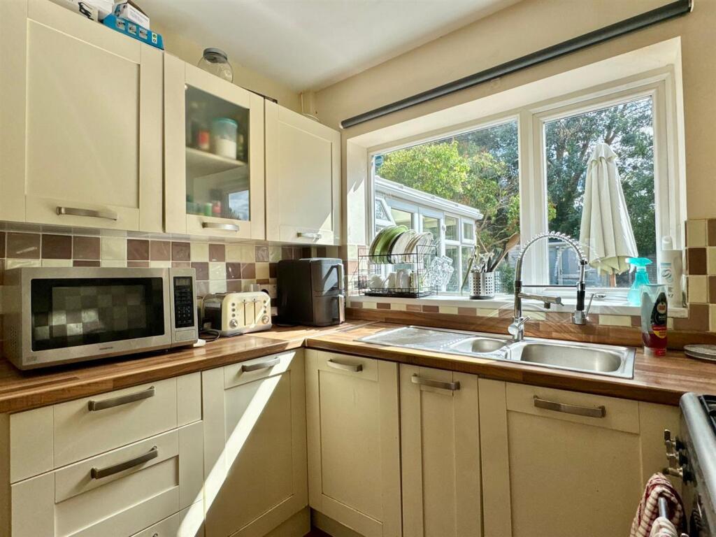 Kitchen (3).jpg