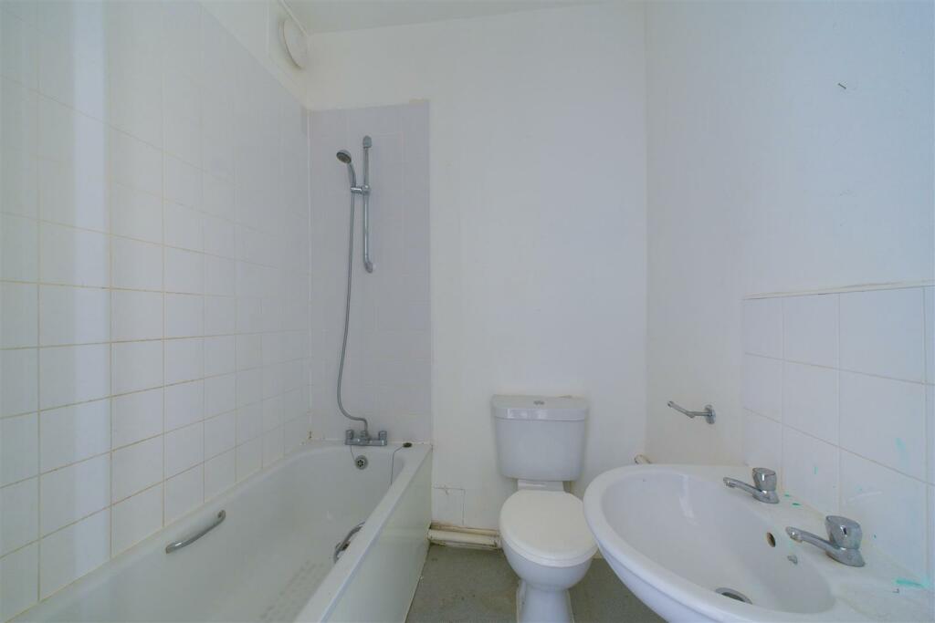 Ground floor studio bathroom