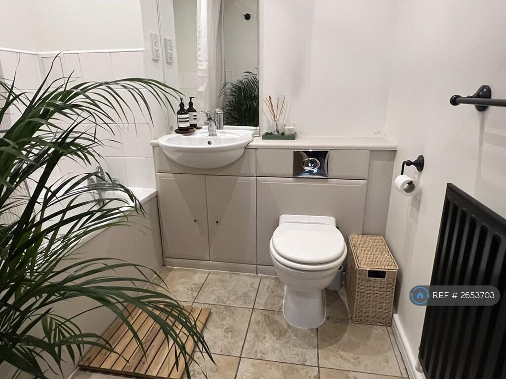Main Bathroom 