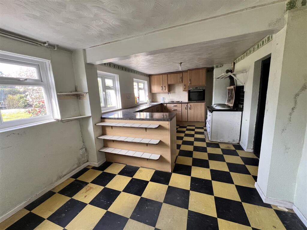 Kitchen/Breakfast Room: