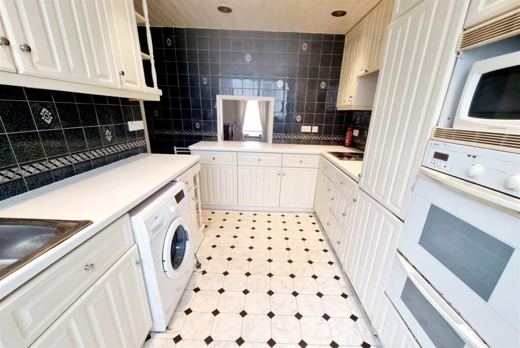 FITTED KITCHEN: