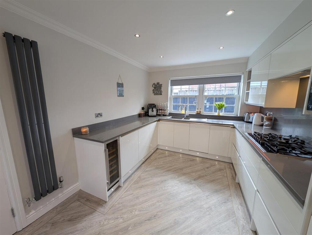 Kitchen/ Dining Room