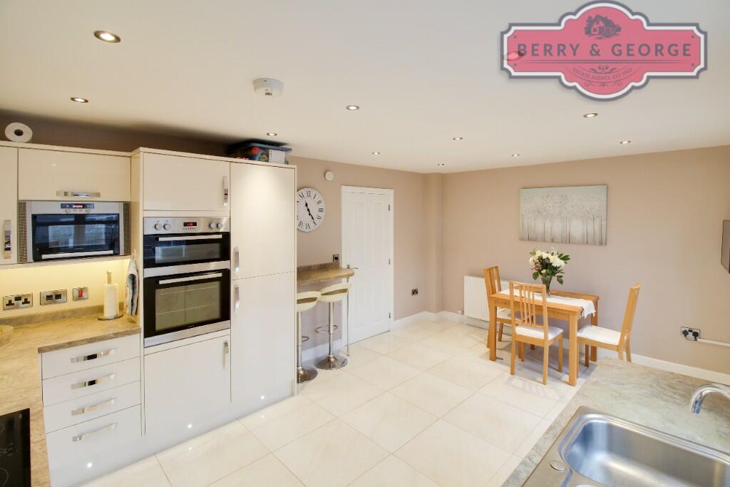KITCHEN / DINER