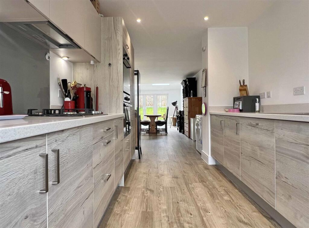 Kitchen e.jpg