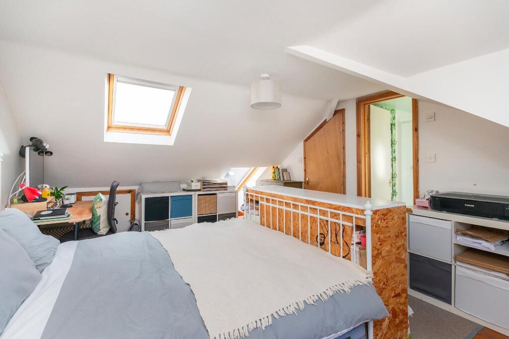 2W4WHE - Bedroom L.jpg