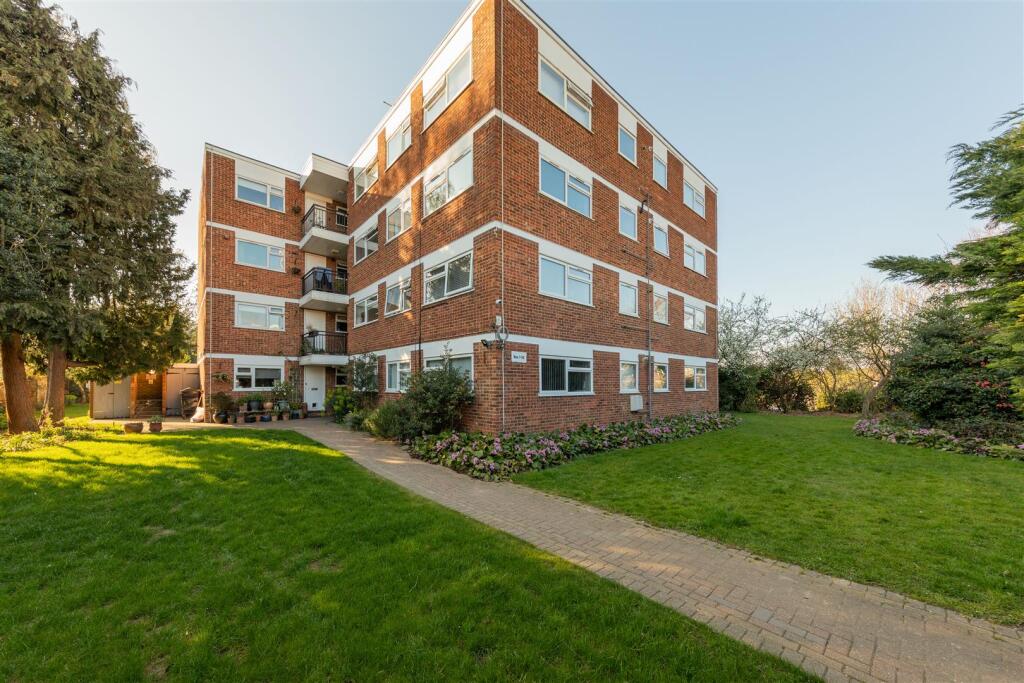 Lynwood Close, E18