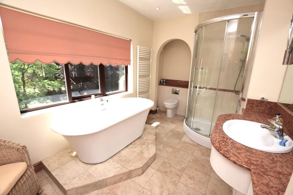 en-suite bath &amp; shower room