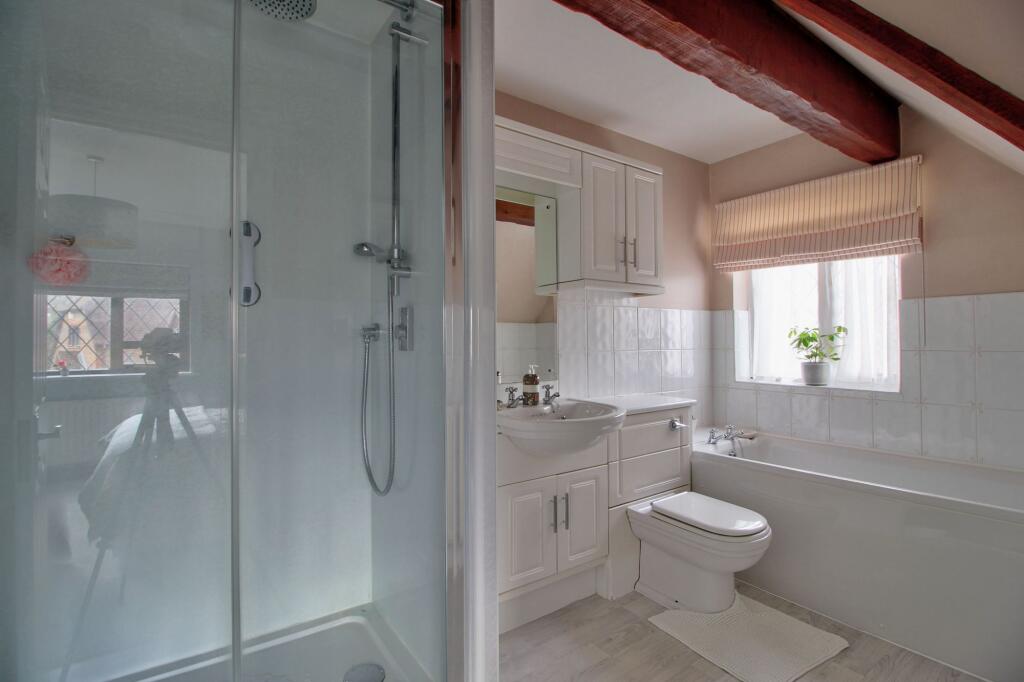 Ensuite Bath with Shower