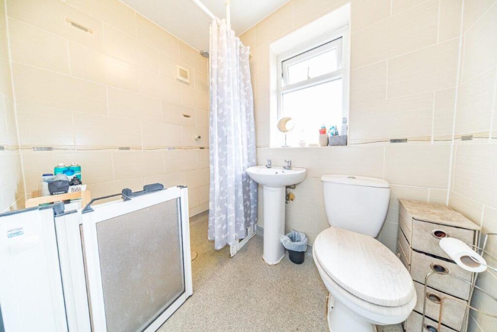 104 Astley Road bathroom.jpg
