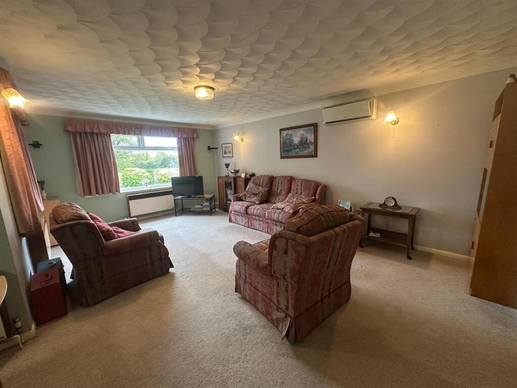 Sitting Room/ Dining Room