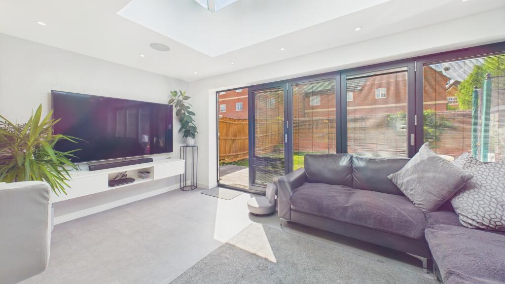 CAM04968G0-PR0057-STILL014