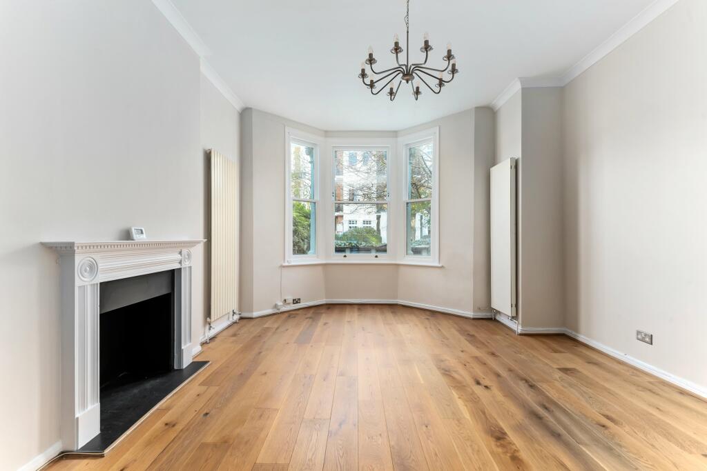 Sisters Avenue 41, F