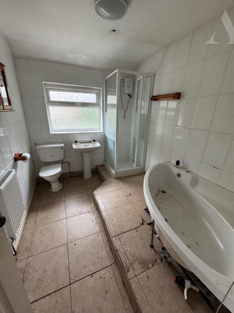 19 Purley Grove - Bathroom.jpeg