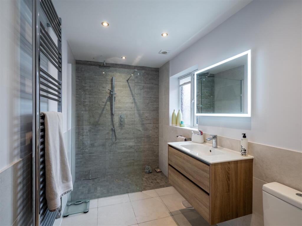 bedroom one en suite 1.jpg