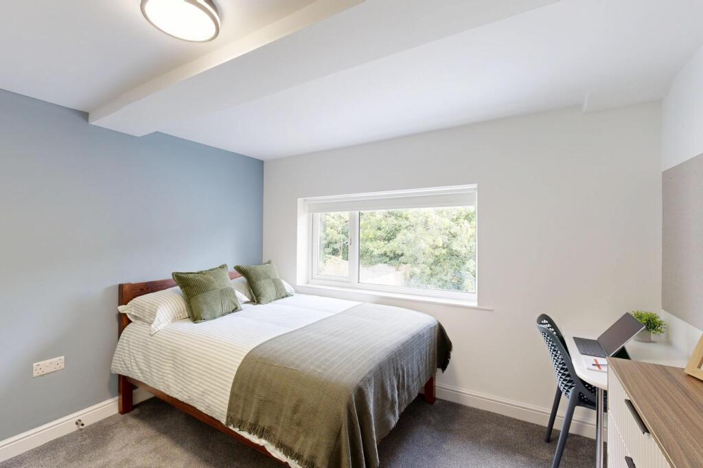 A bright and well-maintained double bedroom fea...