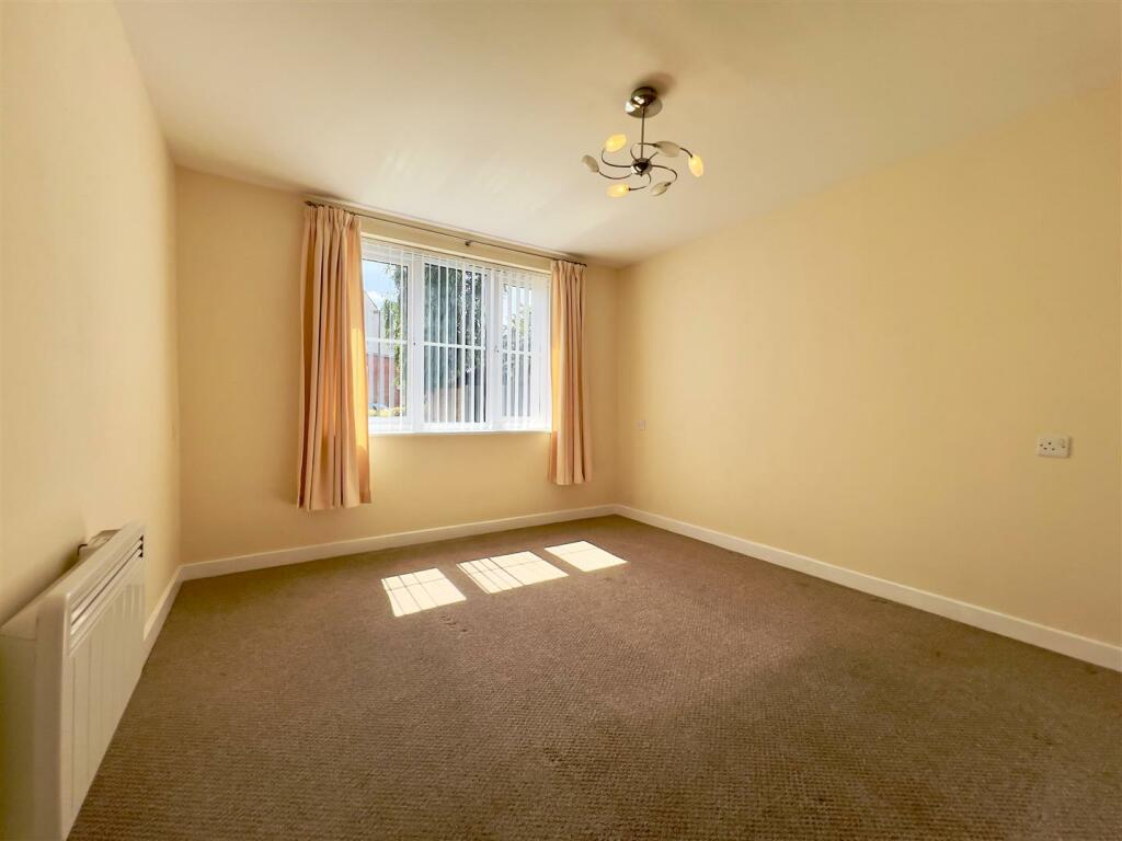 bedroom 1 (1).jpg