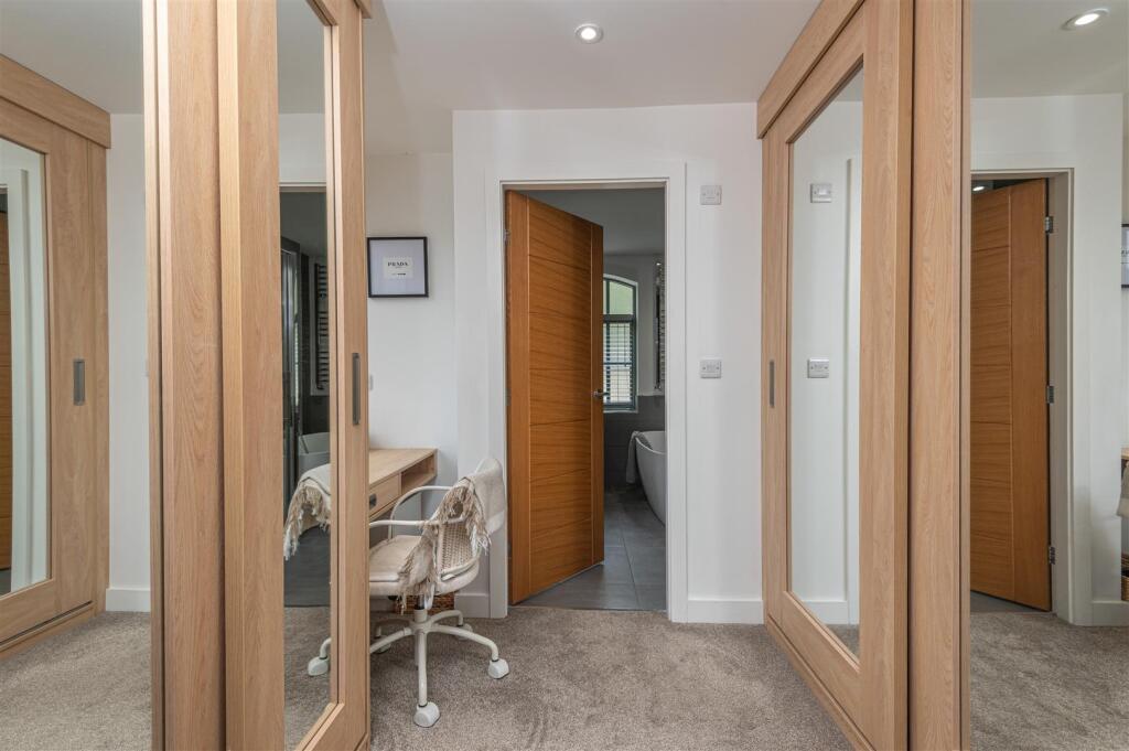 Dressing Area/Walk in wardrobe