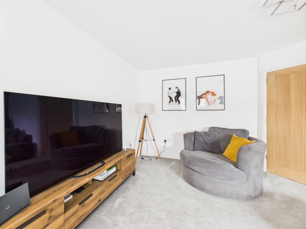 CAM03729G0-PR0048-STILL016