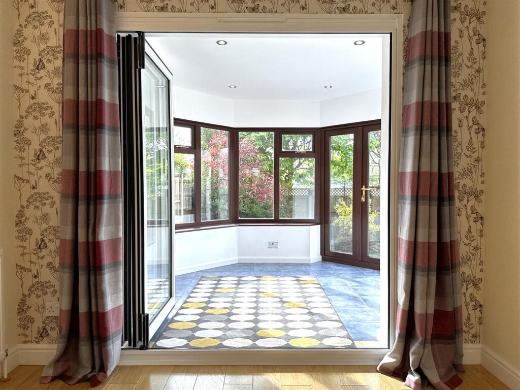 BI-FOLD DOORS Into Garden Room 473