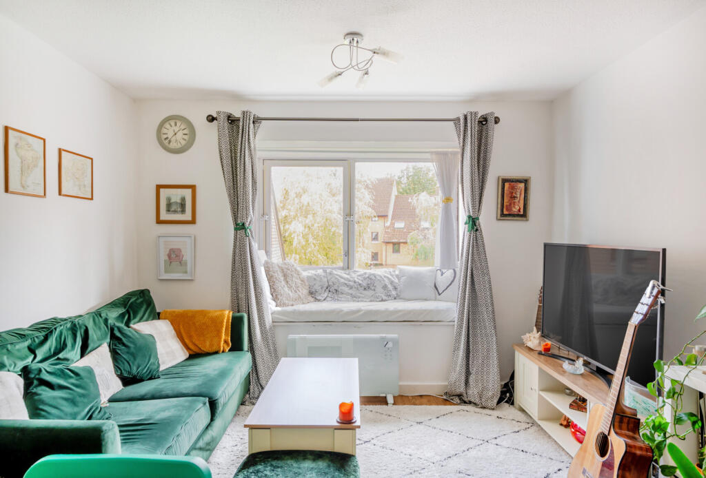 1370677-7-68f6382...