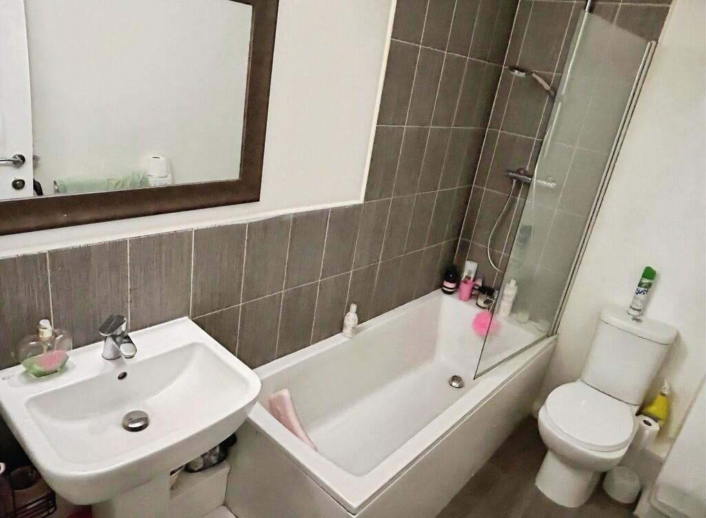 e6b8d076-WhatsApp...