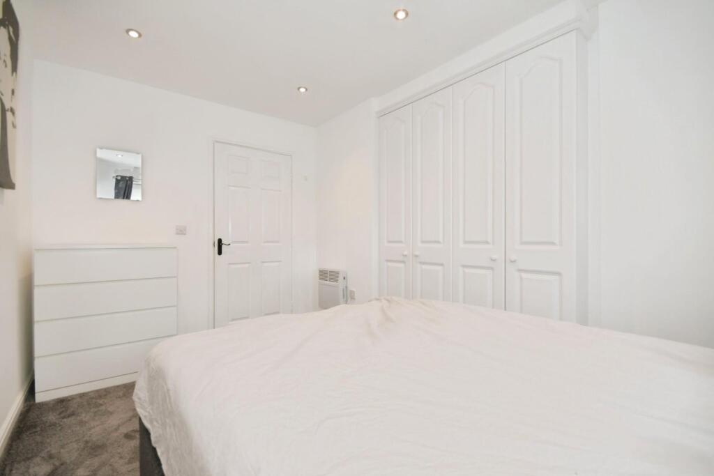 BEDROOM 1 02.jpg