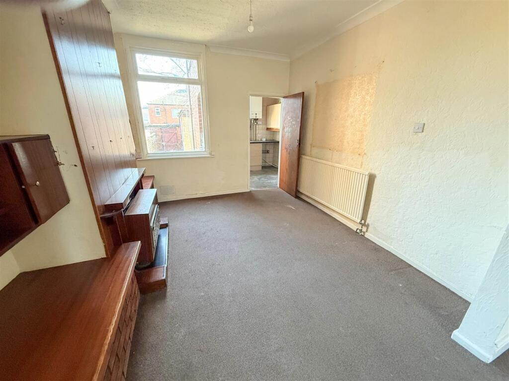OPEN PLAN LOUNGE / DINING AREA