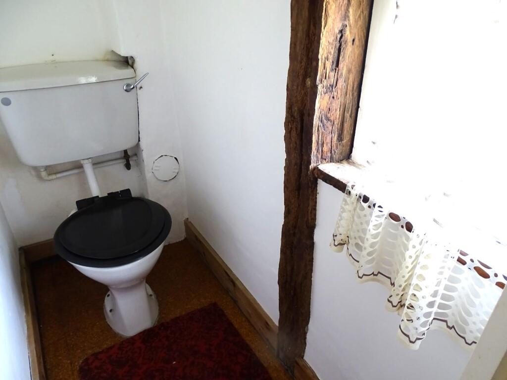 GROUND FLOOR SEPARATE WC