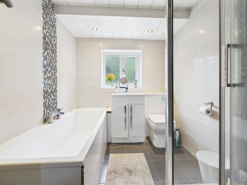 CAM03729G0-PR0109-STILL008