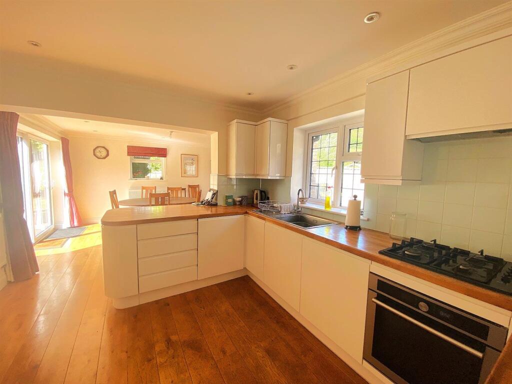 36 Terminus Ave - Kitchen1.jpg