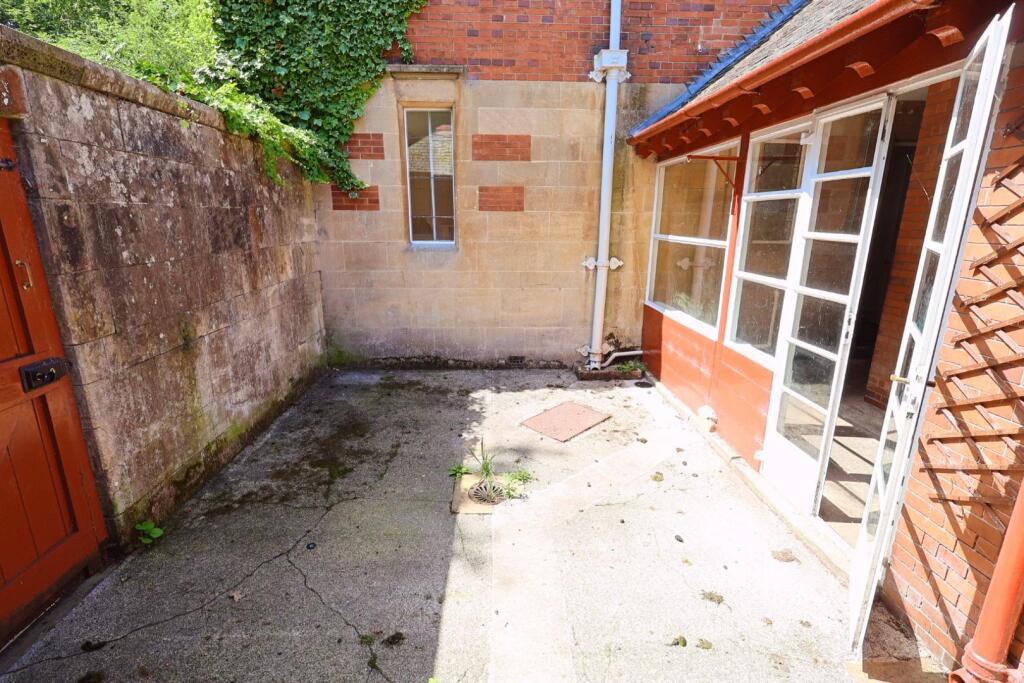 ENCLOSED REAR COURTYARD