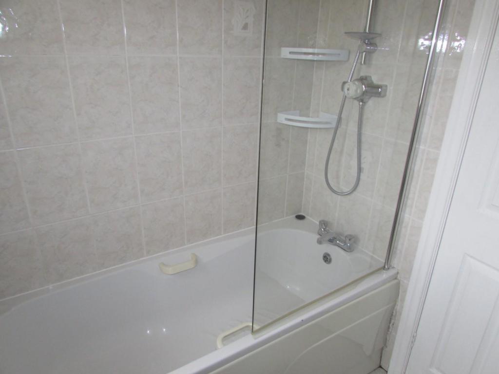 HaleLn11bath2.JPG