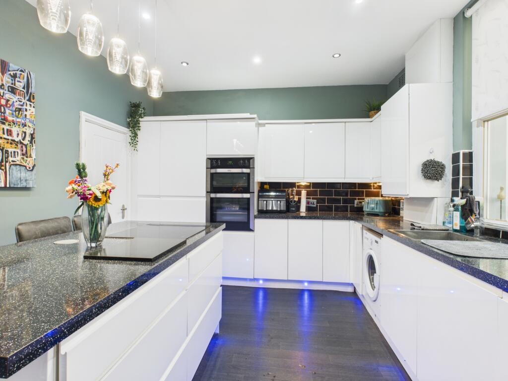 CAM03729G0-PR0189-STILL009