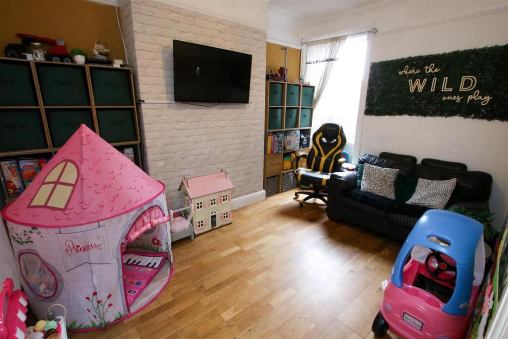 DINING / LIVING ROOM