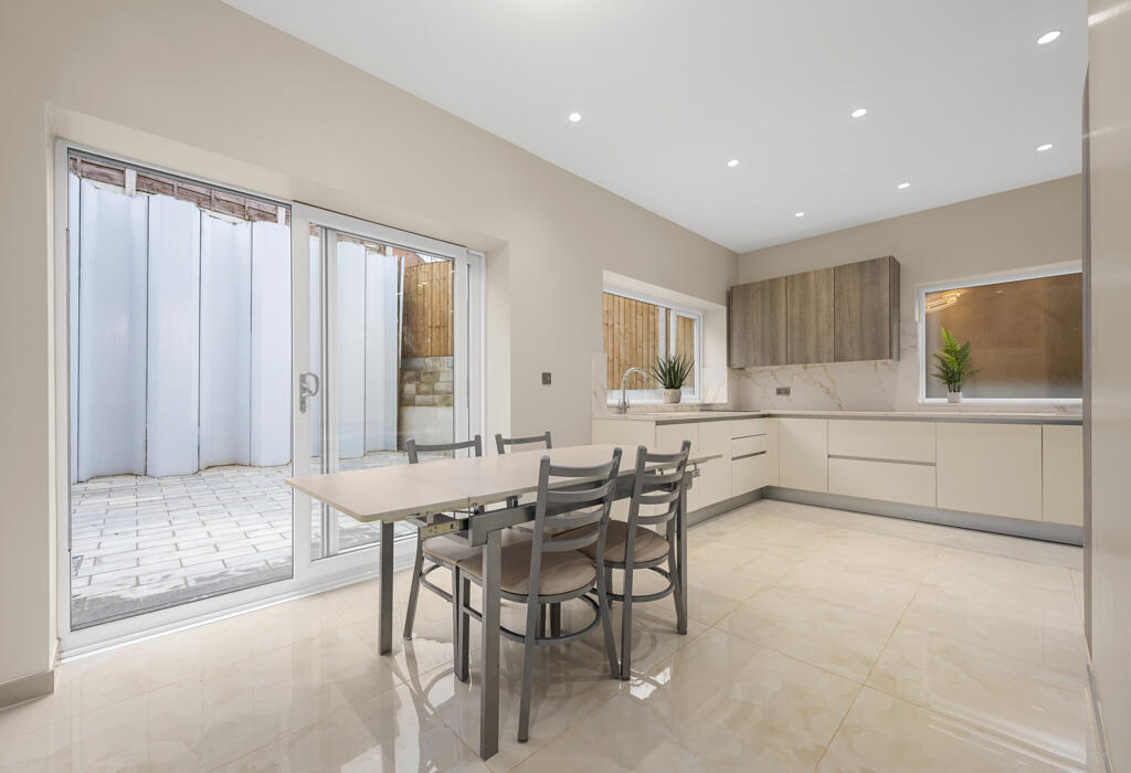 Bright and welcoming kitchen seating area