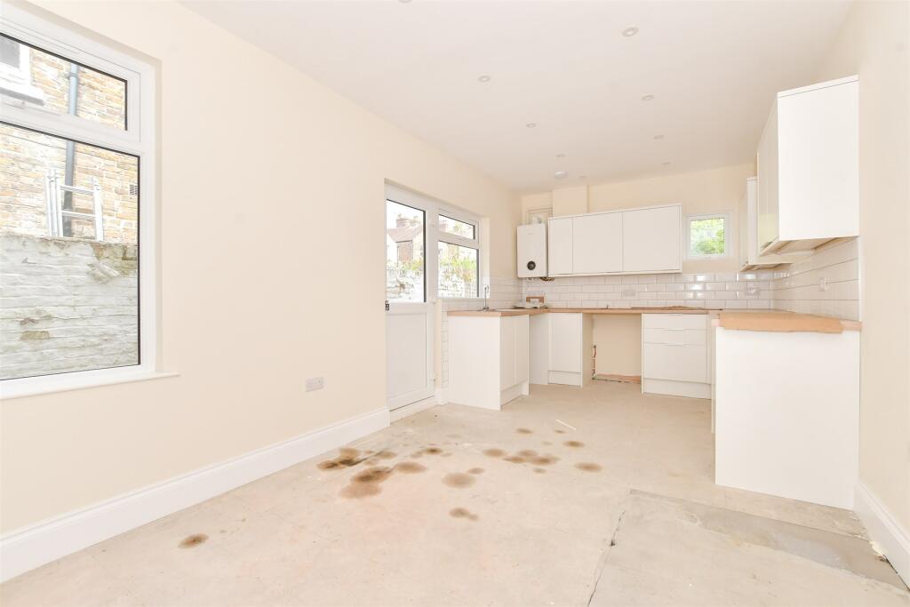 Kitchen/ Breakfast Area