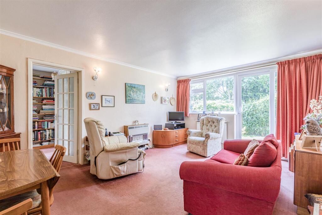 11 Old Orchard, KT14 7QX. - 3.jpg