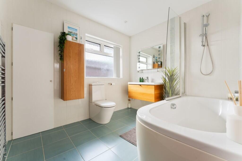 15 Barry Gardens-...