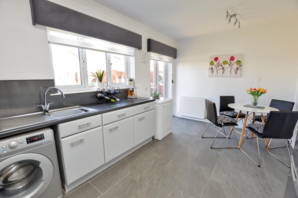 Kitchen/ Dining Room