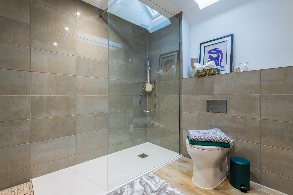 En suite shower room (main bedroom)