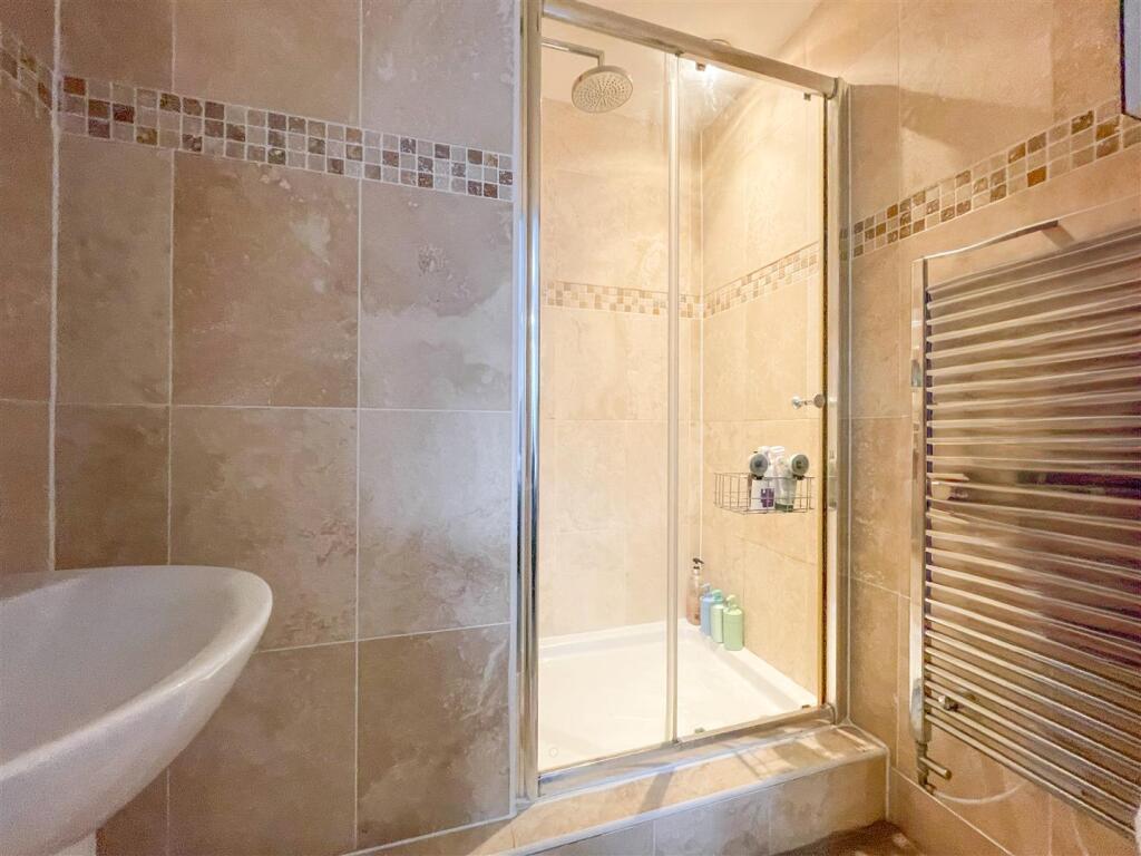 EN-SUITE SHOWER