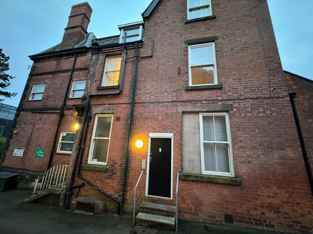 Flat entrance (to side)