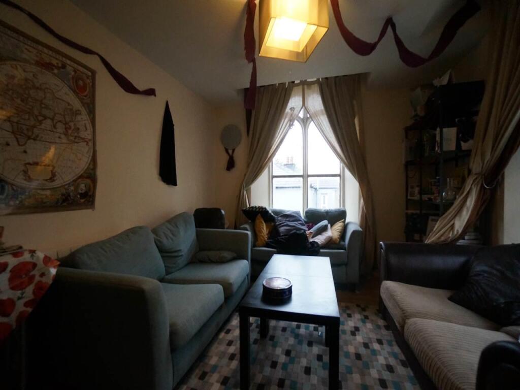 Living room 1.JPG