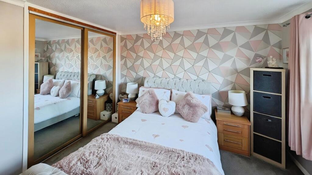 49 Cornwall Crescent bedroom 1 d.jpg