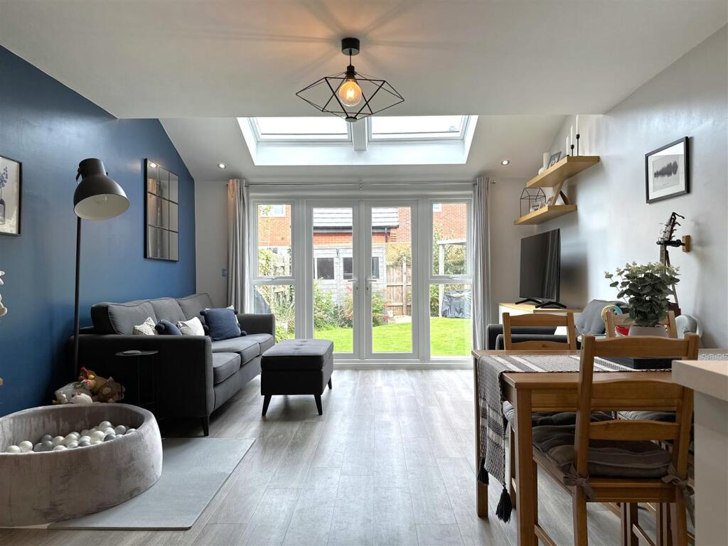 Bright &amp; Airy Living Space 963